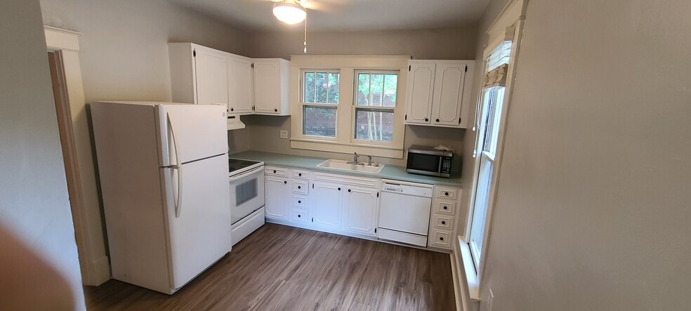 Kitchen - 3613 Meadowbrook Ave