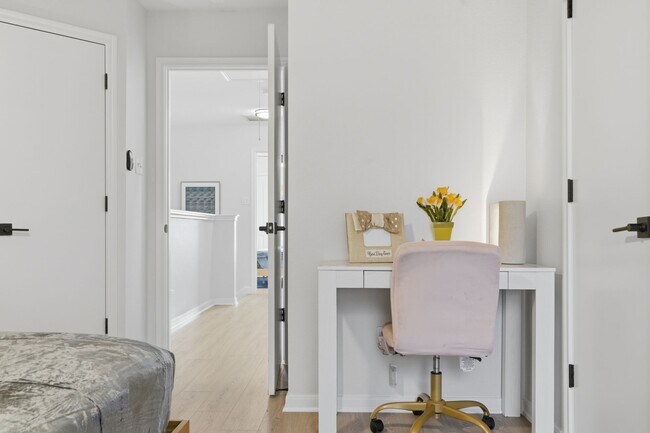 Building Photo - 4 bed with back yard in great East side location.