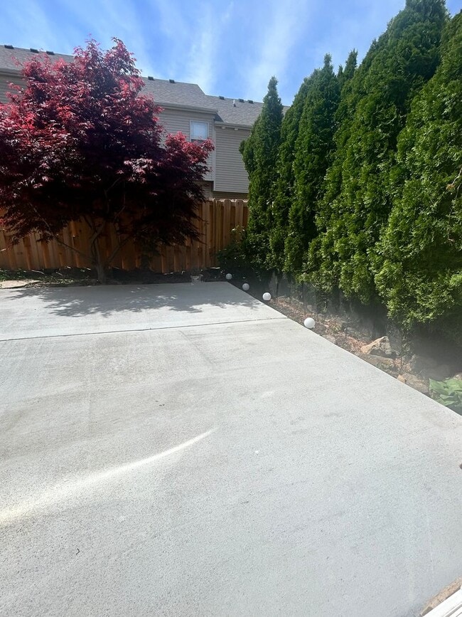 Building Photo - Two master suites - Super Location - Must See!
