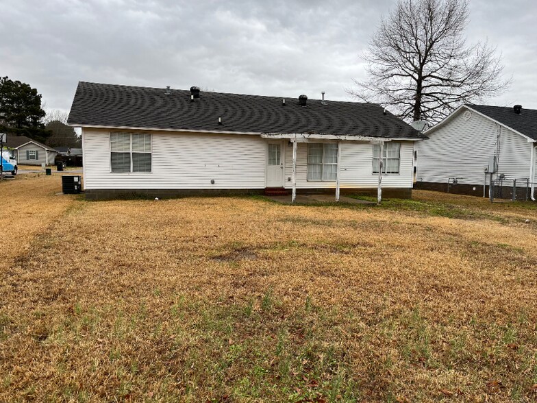 Building Photo - 15 Ariel Dr