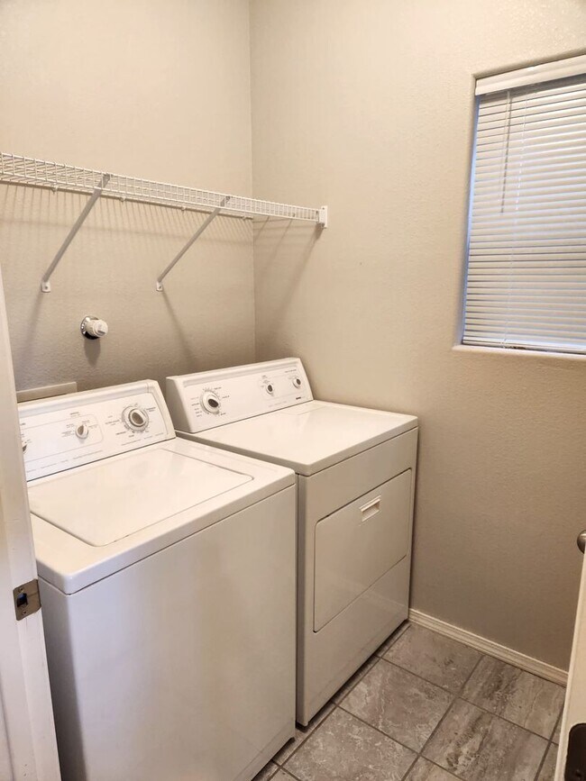 Building Photo - Amazing 3 bedroom on Westside! Coors/Ladera. Close to Petroglyphs, I-40.