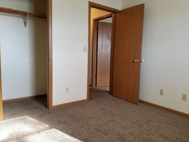 Building Photo - 2 Bedroom Upper Apartment