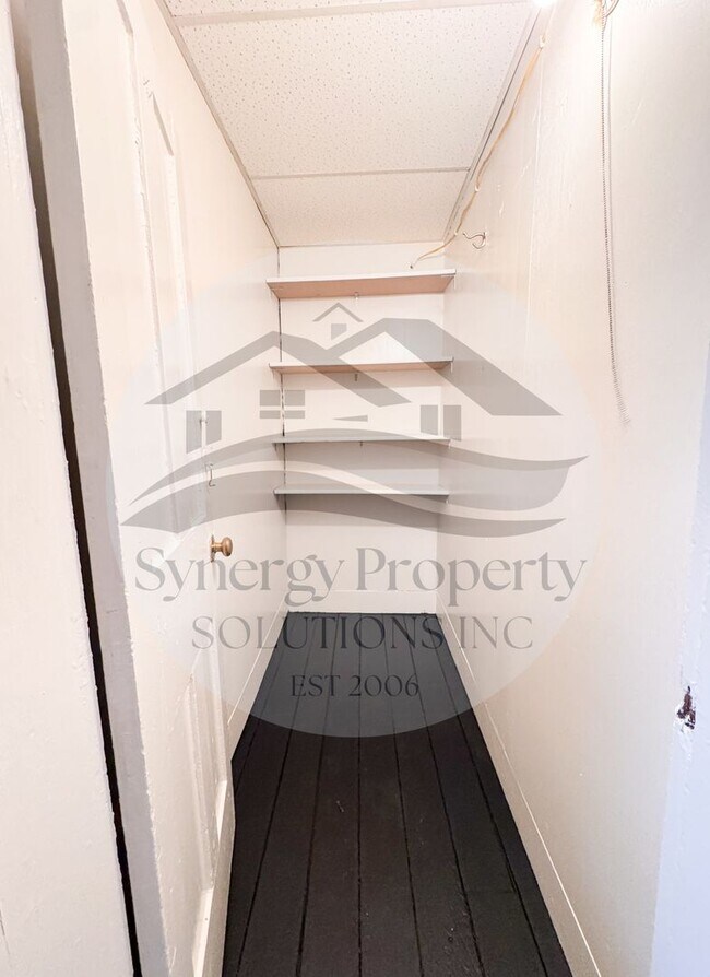 Building Photo - Broadway 62 - 62 1/2