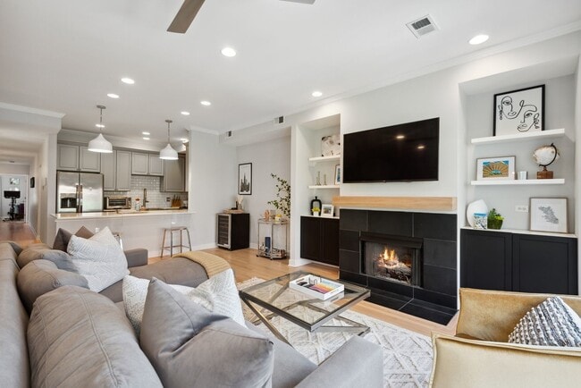 Building Photo - 821 W Superior St