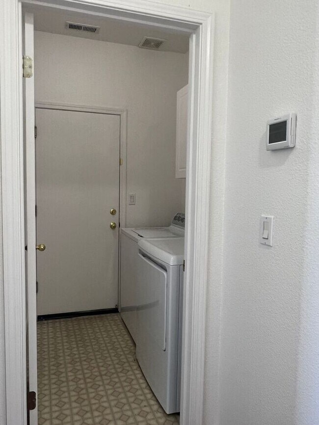 Building Photo - 6247 Ingleston Dr