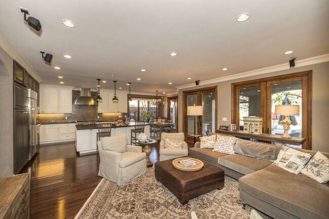 Building Photo - 5 Bed, 4.5 Bath Executive Home w/ Designer...