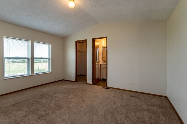 Building Photo - Charming Home on a Spacious Lot with No HOA!