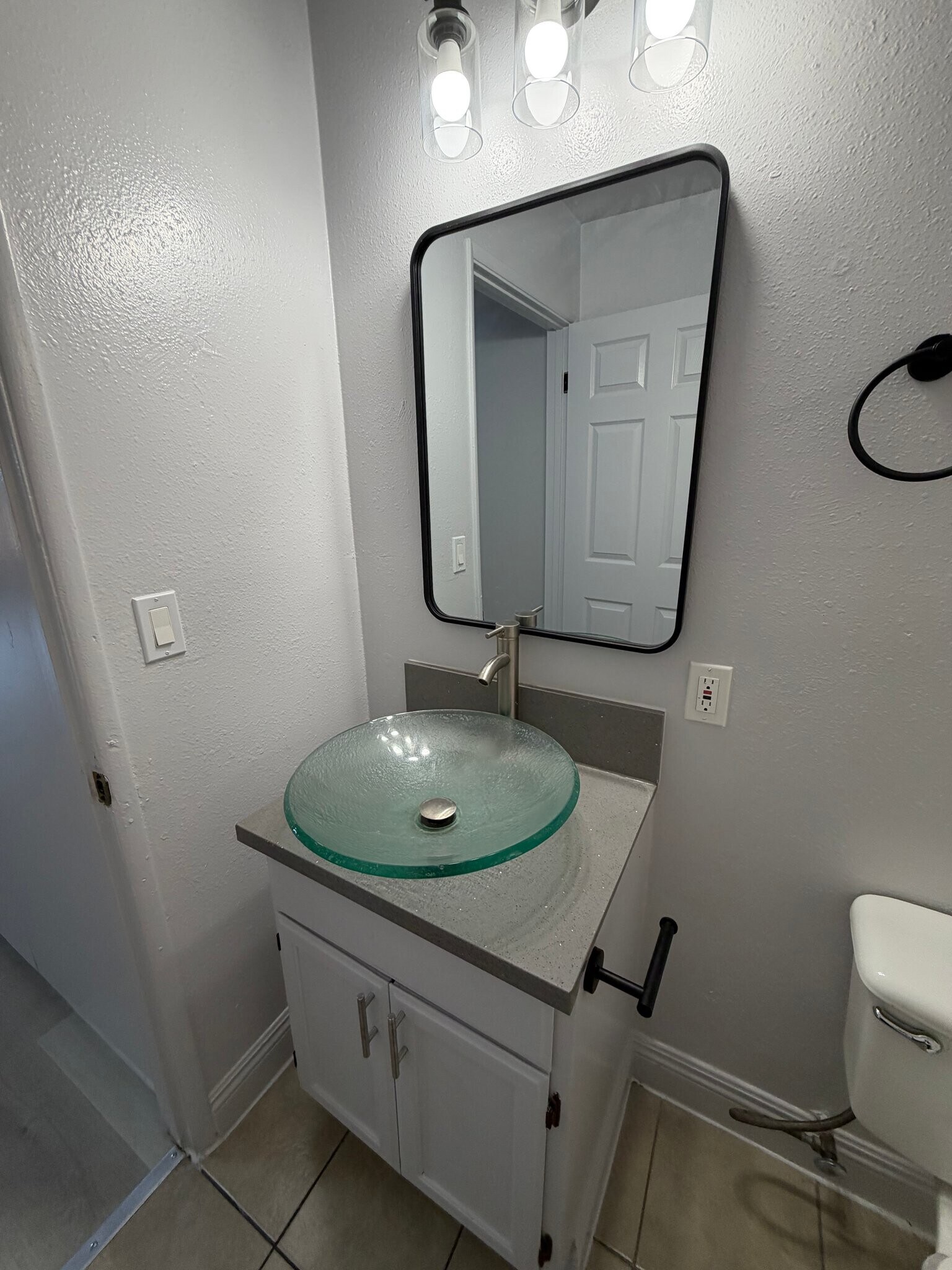 Building Photo - 4265 S Hoover St