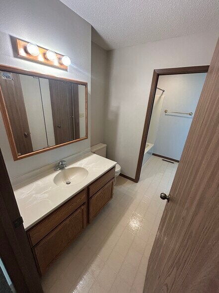 Building Photo - 1030 Oak Forest Dr
