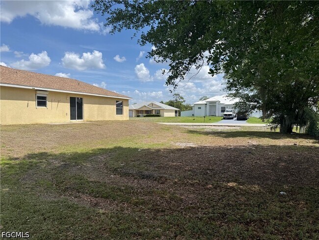 Building Photo - 450 Rathburn St