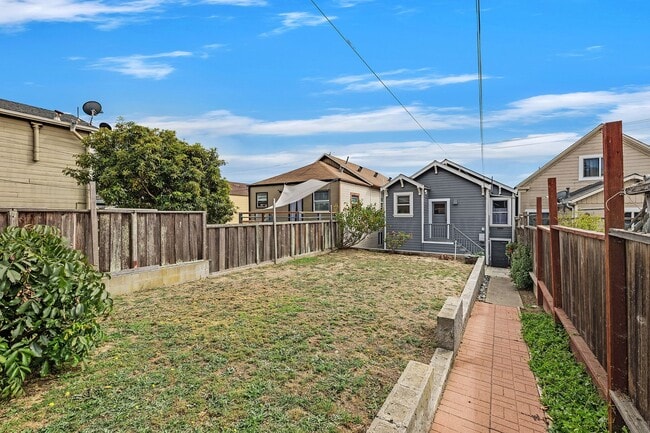 Building Photo - Classic 1910 Craftsman home