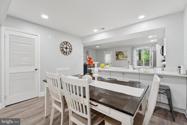 Building Photo - 205 Woodside Cir