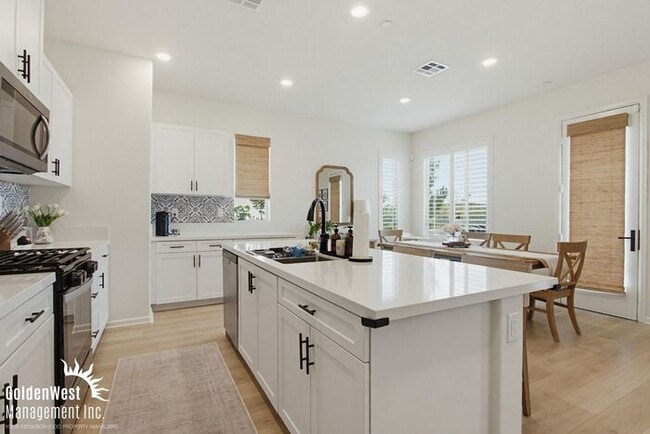 Building Photo - Modern 3Bdm 2.5Ba Unfurnished Town-Home in the Soltaire Community!