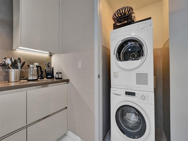 Building Photo - 17475 Collins Ave