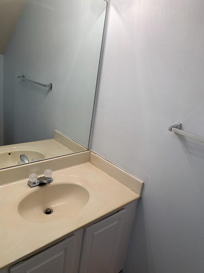 Building Photo - 27 Highoak Dr
