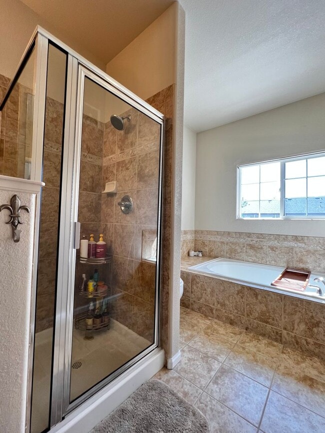 Building Photo - Beautiful 2 Bed 2.5 Bath Condo Near Observ...