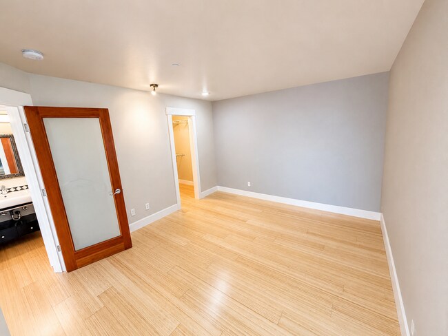 Building Photo - Elevated 2-Bedroom Home with Lake Sammamish Views