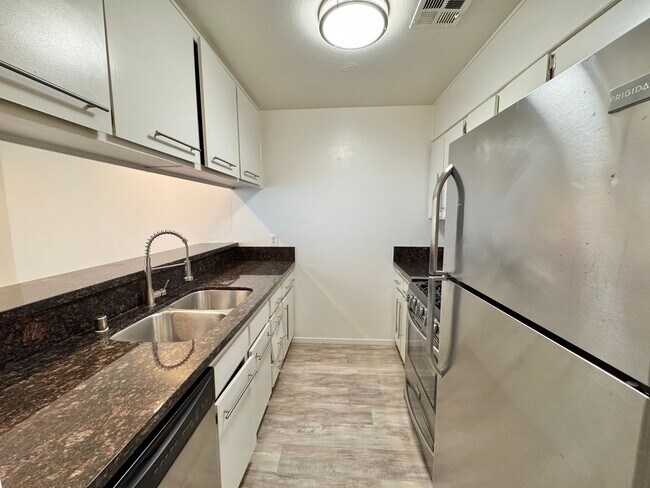 Interior Photo - can371