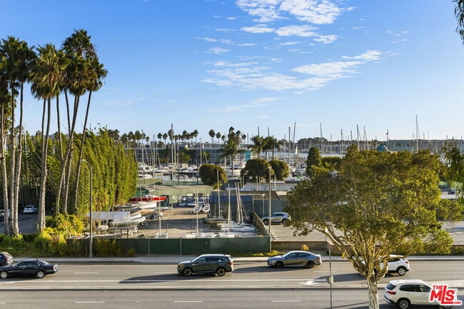 Building Photo - 13650 Marina Pointe Dr