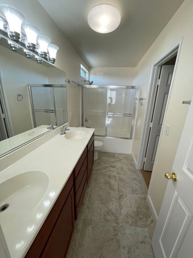 Building Photo - Apple Valley Home in The Vineyards- 3 Bedrooms, 2 Bathrooms, 2 Car Garage, New Flooring