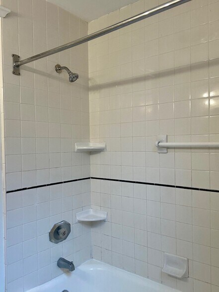 Building Photo - 408 S Hanley Rd