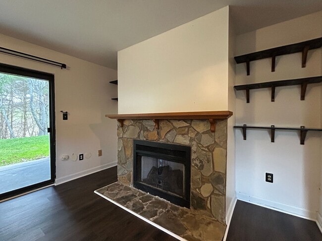 Building Photo - Cute Studio, Big Porch, Great Location!