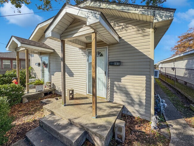 Primary Photo - 661 Victory Dr