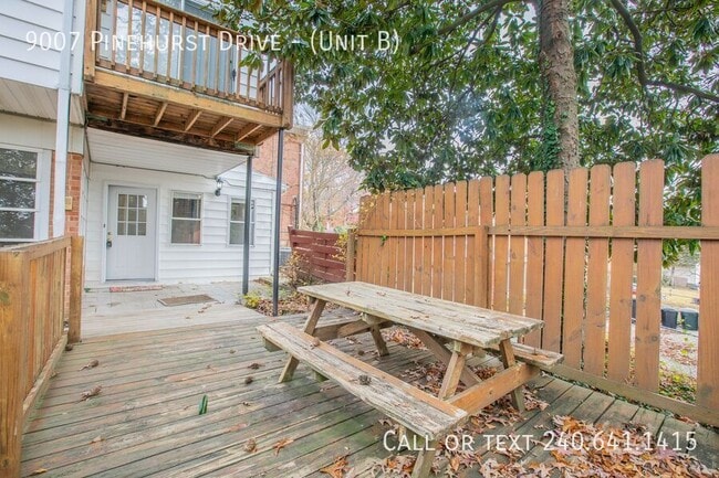 Building Photo - 9007 Pinehurst Dr