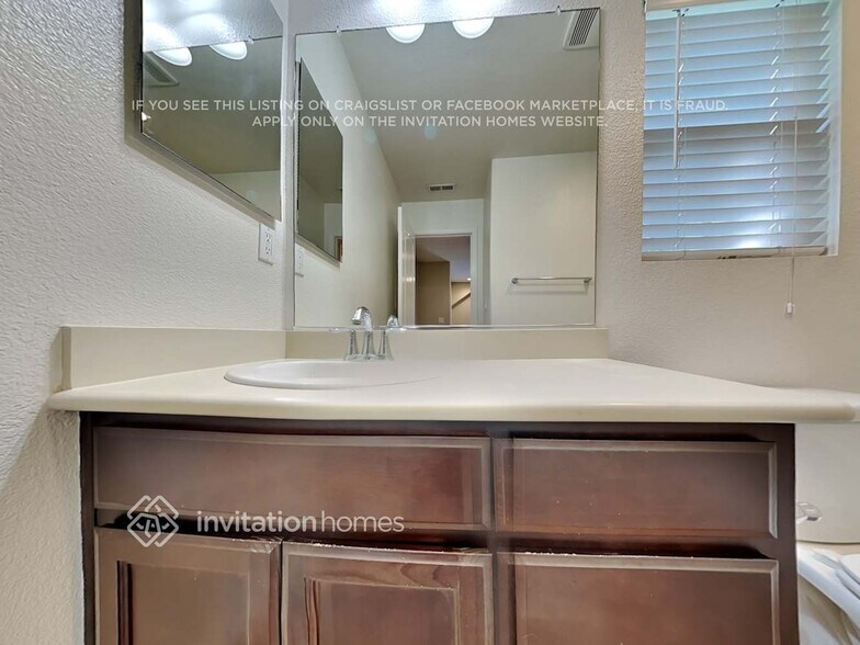 Building Photo - 815 Equinox Loop