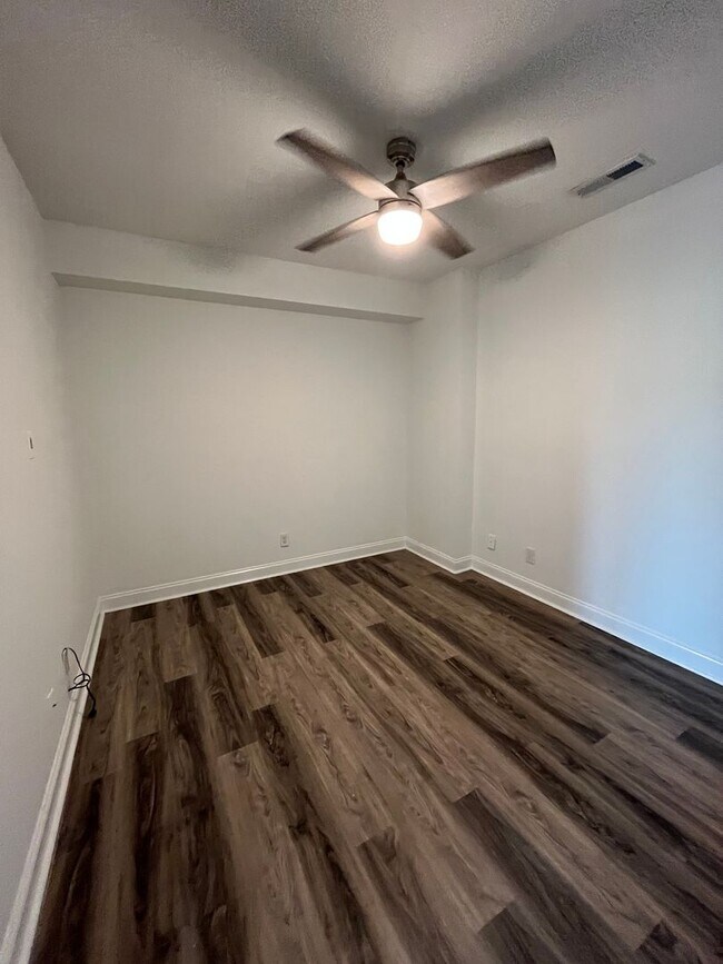 Building Photo - Modern condo  in the center of shopping , restaurants and entertainment venues.
