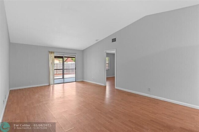 Building Photo - 4325 NW 5th Ave