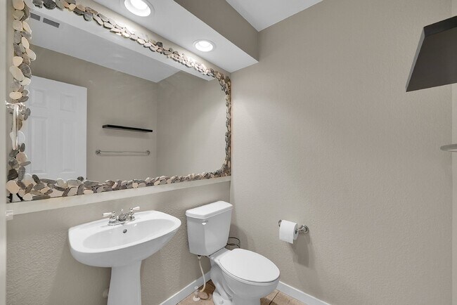 Building Photo - $2,925.00 - 3-bed, 3.5 bath Townhome with Finished Basement and Fireplace in Broomfield!