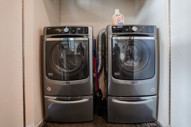 Building Photo - Fully Furnished 2-Level Condo for Traveling Nurses | 1,549 Sq Ft | Private Parking | Shared Living