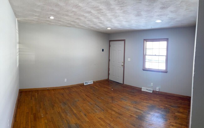 Building Photo - 623 N Belview Ave