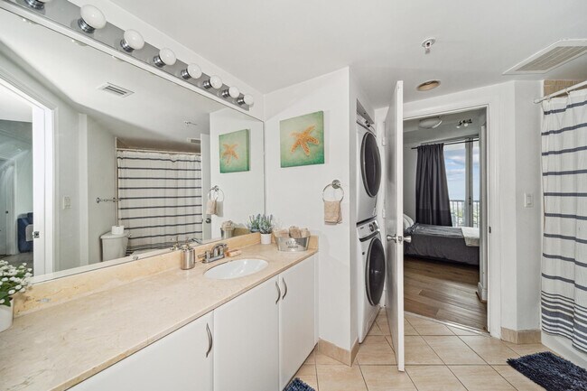 Building Photo - 1750 N Bayshore Dr