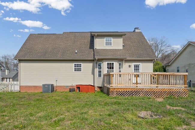 Building Photo - LARGE FENCED IN YARD!!!