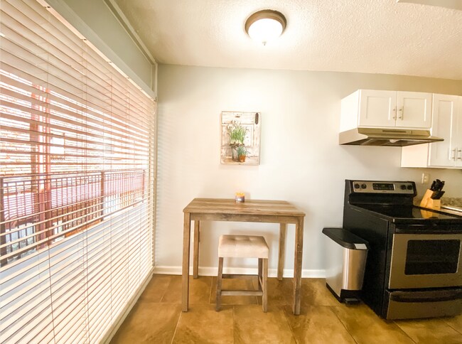 Building Photo - 2990 Rhodes Cir S