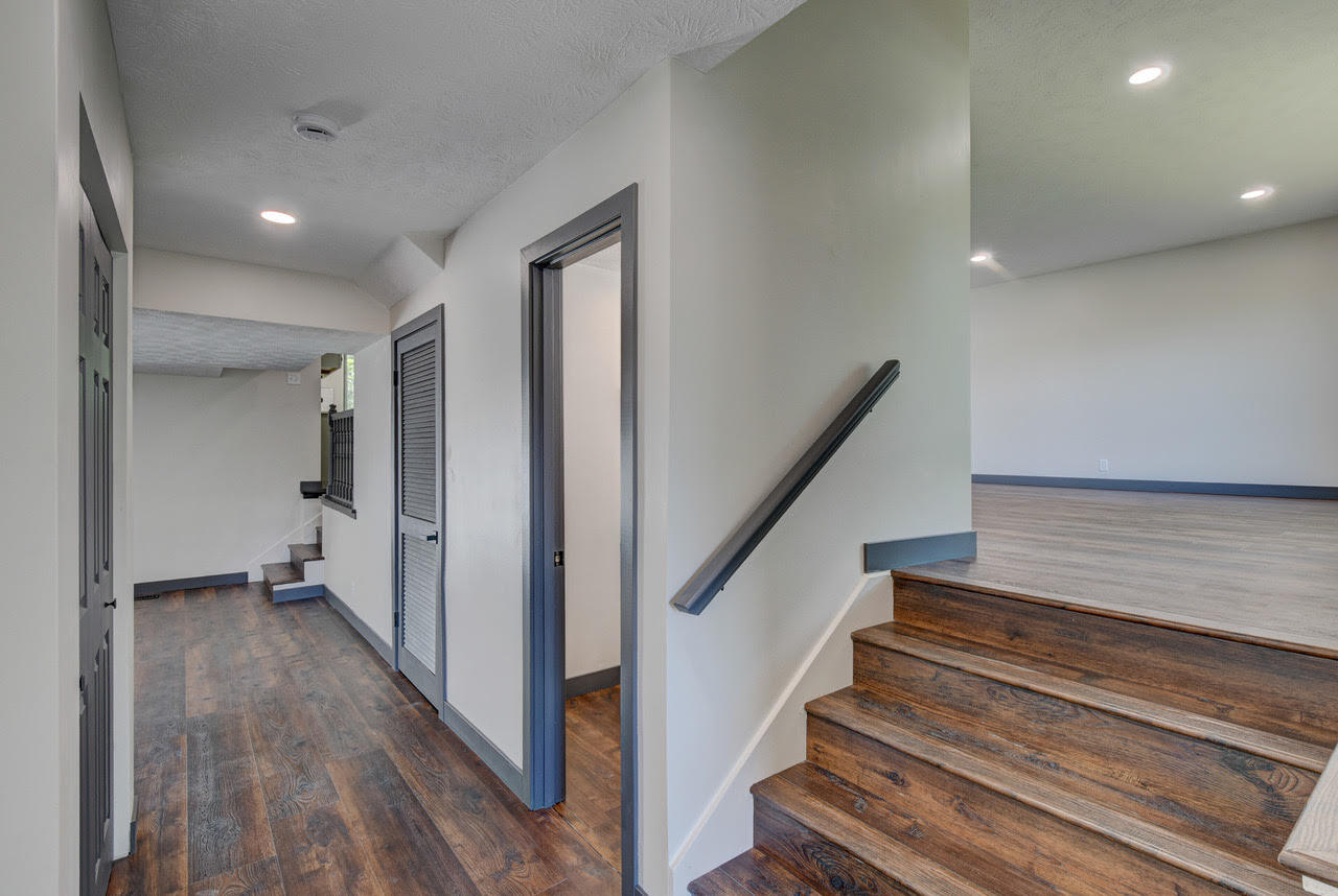 Main Entry - 11680 Meredith Ave