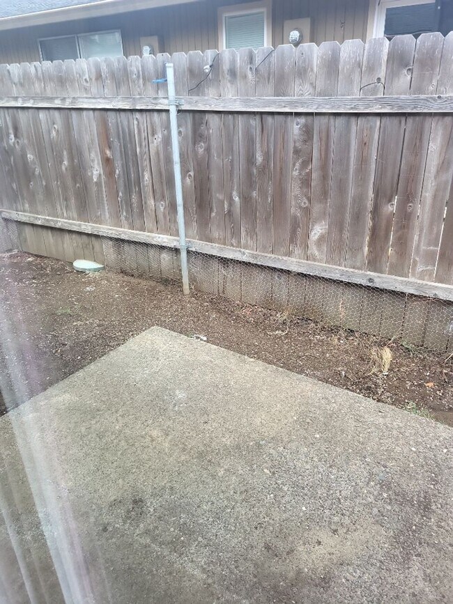 Building Photo - 1/2 off 1st Month's Rent - Cute Two Bedroom With Detached Garage