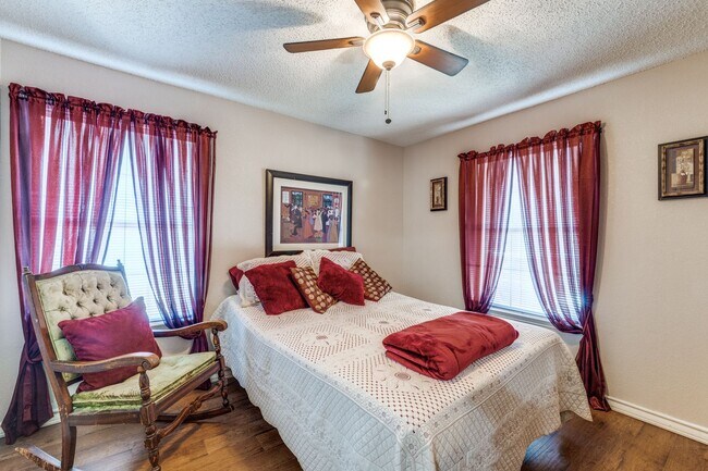 Building Photo - Available August 15th | 4 Bd, 2ba for Leas...