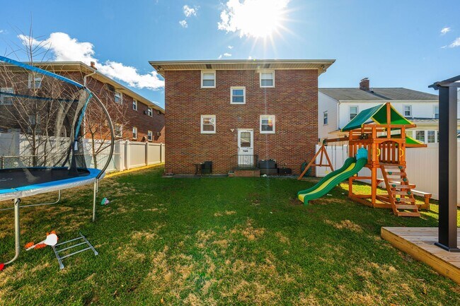 Building Photo - Large 3 Bedroom Apt + Private Office Space