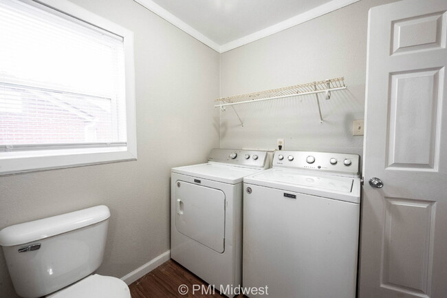 Building Photo - "Cozy 1-Bedroom Haven in Greenfield with E...