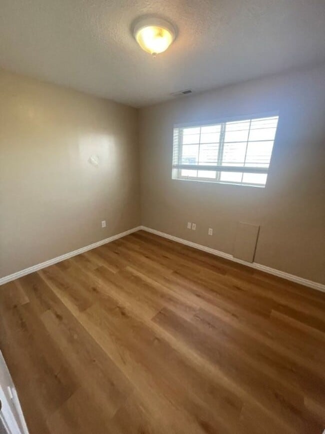 Building Photo - Your New Chapter Starts Here – 5 Bed, 2 Bath Syracuse Home + 2 Weeks Free!