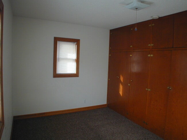 Building Photo - House For Lease