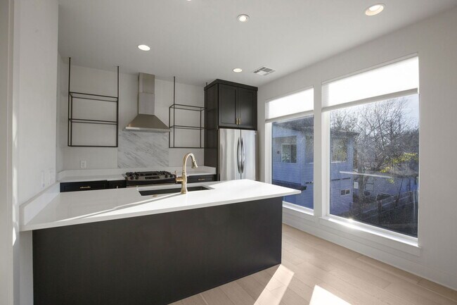 Building Photo - 1708 Perez St