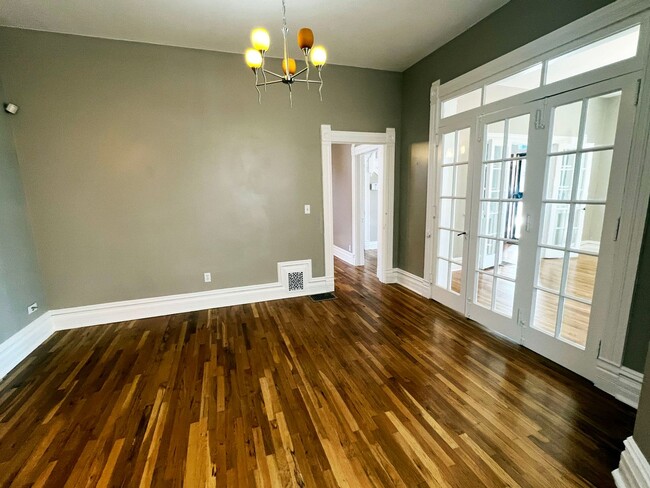 Building Photo - Remodeled and Updated Victorian in Five Po...