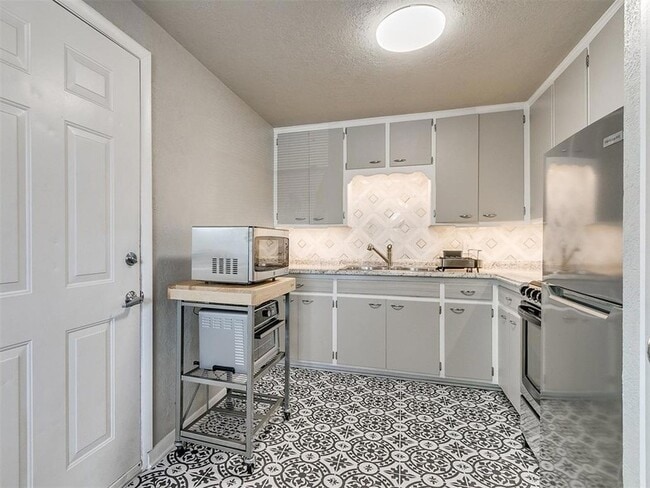 Building Photo - 1223 Monnett Ave