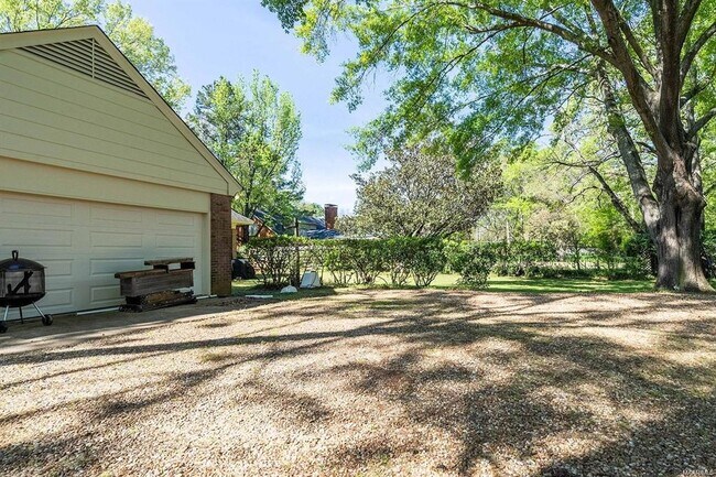 Building Photo - 2925 Fernway Dr