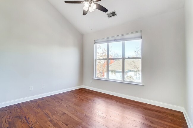 Building Photo - Beautiful Townhome in First Ward!