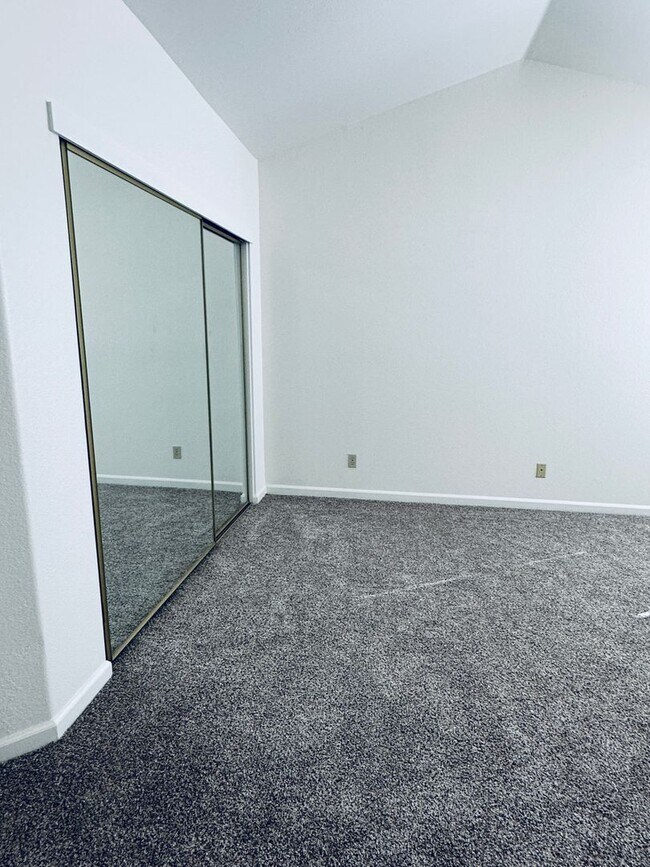 Building Photo - Elk Grove - HOUSE  FOR RENT!